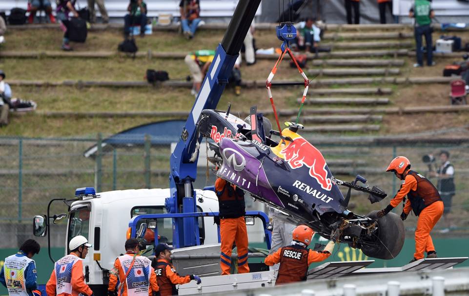 A pochi istanti dalla fine delle qualifiche del GP del Giappone Danil Kvyat ha perso il controllo della sua Red Bull in piena accelerazione ed  uscito di strada andando a sbattere contro le barriere, per fortuna con impatto laterale. Macchina distrutta ma per fortuna pilota illeso. 